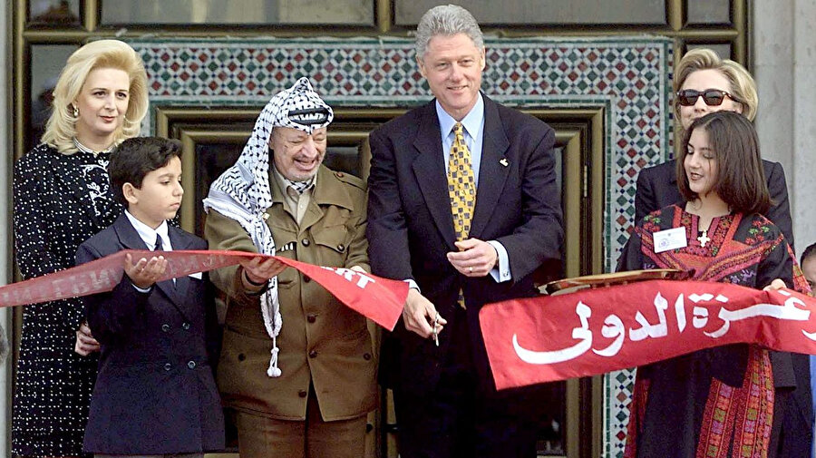 ABD Başkanı Bill Clinton (sağdan ikinci) ve Yâser Arafat (soldan ikinci), Gazze Uluslararası Havaalanı'nın açılışında...