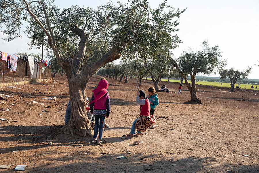 Hayatlarının belki de en güzel dönemini mülteci kampında geçiren çocuklar.