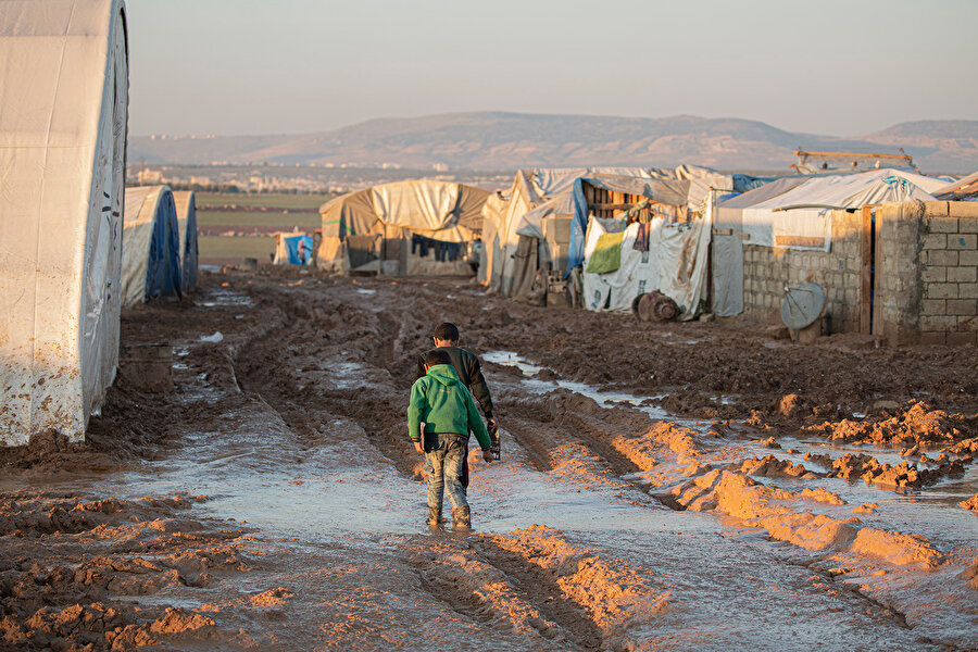 Mülteci kamplarındaki altyapı eksikliğini gözler önüne seren bir fotoğraf karesi.