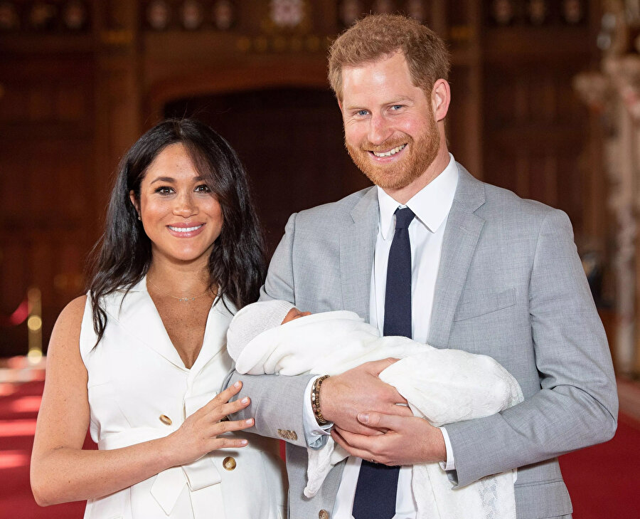 Meghan Markle ve Prens Harry bebeklerini basınla ile tanıştırarak Kraliyet geleneklerini yıkmış oldu