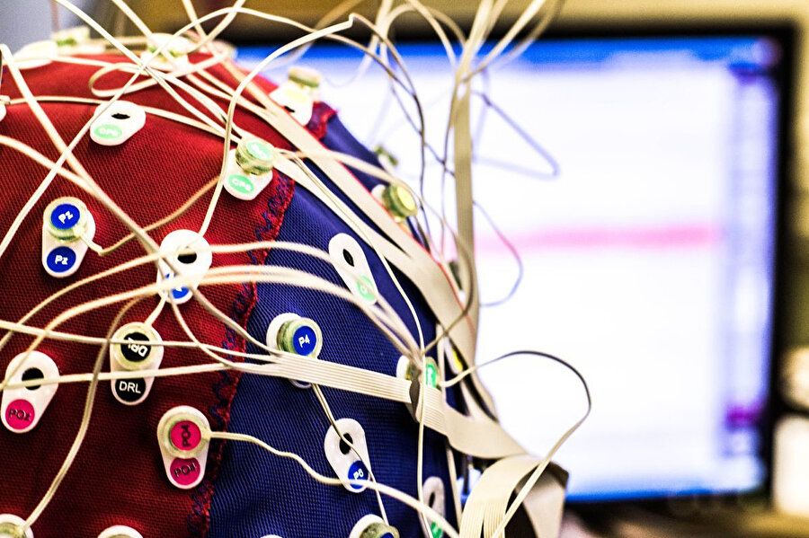 Beynin frekansları cihazlar yoluyla takip ediliyor.