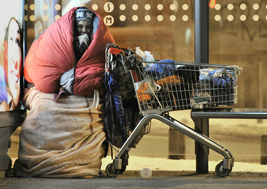  Almanya'nın Frankfurt şehrinde evsiz bir kadın