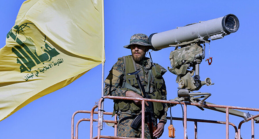 Gözetleme kulesinde nöbet tutan bir Hizbullah militanı.