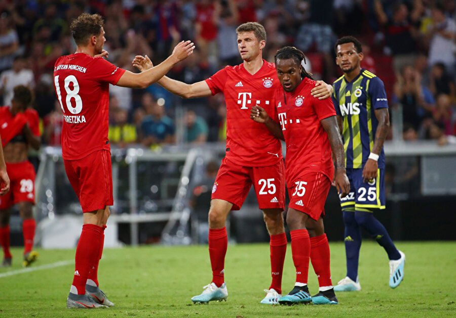 Bayern Münih forması giyen oyuncuların gol sevinci.