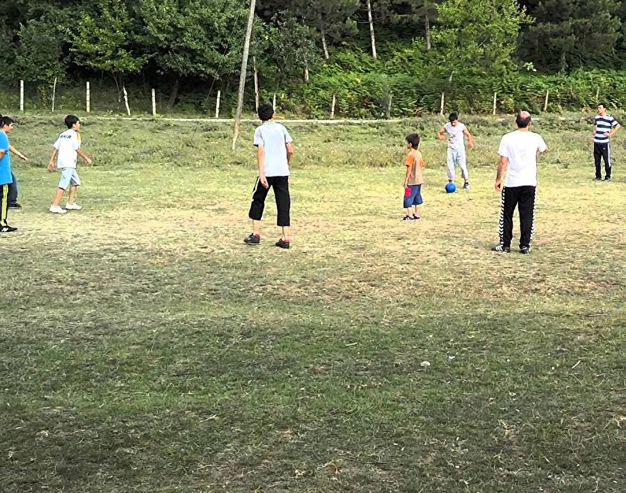 Caminin önündeki çekişmeli Arjantin-Almanya maçlarımız ister istemez onun gözetimi altında oynanır.