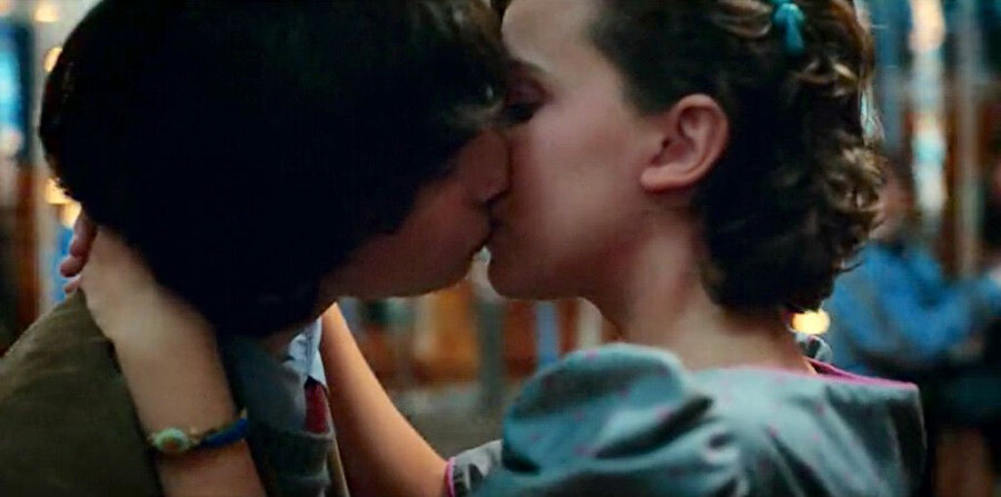 Stranger Things dizisinde 14 yaşındaki çocukların öpüştüğü sahne