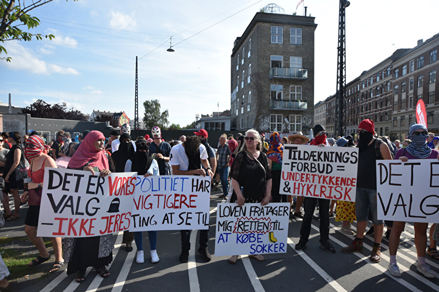Danimarka'daki burka yasağının ardından göstericiler ellerinde pankartlarla görünüyor.