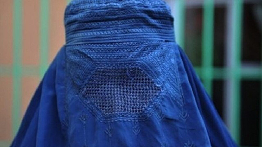 Burka: Vücudun her tarafını örten, normal çarşaf ile kapanan kadınlar gibi, yüz kısmında peçeli kapalı olan bir örtü.