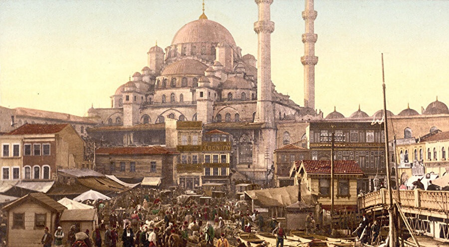 Çocuk şehre vardı. Çarşıya karıştı.
