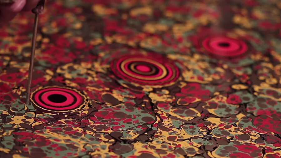 Cevherler dış dünyada bir zât olarak bulunanlar iken; arazlar, bu cevherlerin özellikleri olarak bulunanlardır.