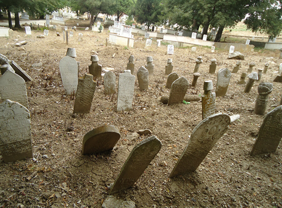 Bir insanın mezar taşı kaybolmaya başladığında; gerçek yitirilir. Dokundu ise şayet bir şeylere onun yansısı kalır, hakikati.