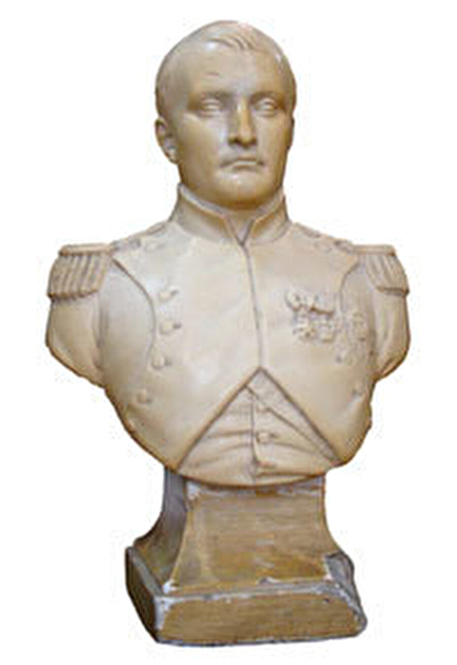 Natavan’a Alexandre Dumas tarafından hediye edilen Napolyon Bonapart büstü, Uzeyir Hacıbayov Müzesi'nde sergilenmektedir.