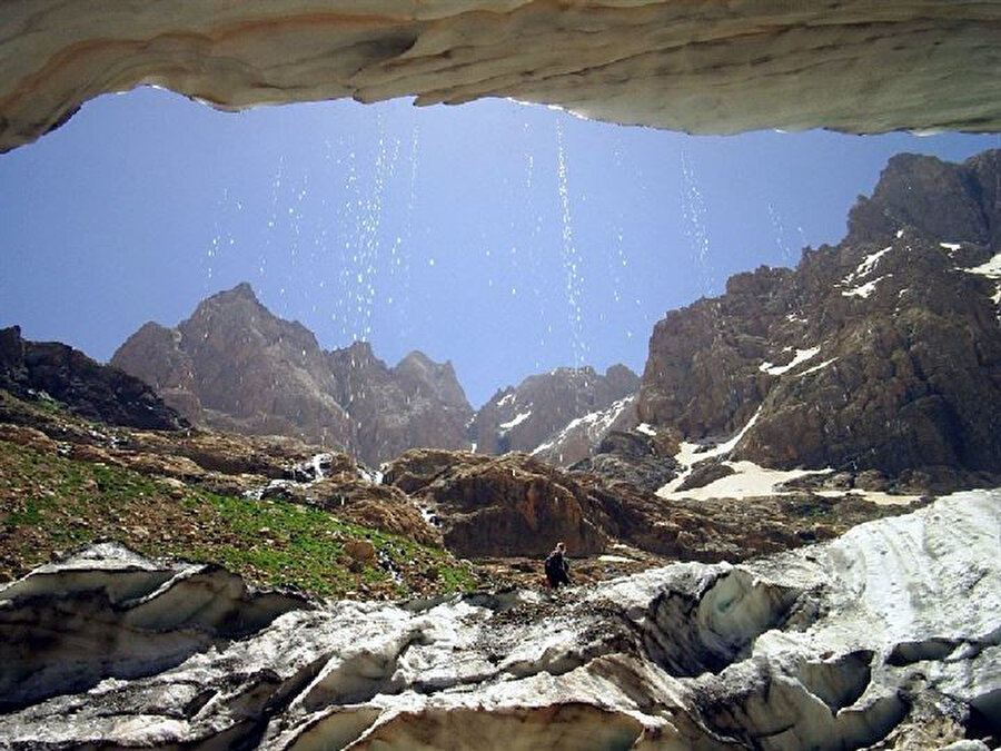 Dağlar, her yıl Türkiye'nin çeşitli kentlerinden gelen yüzlerce doğasever ve dağcıyı ağırlıyor.