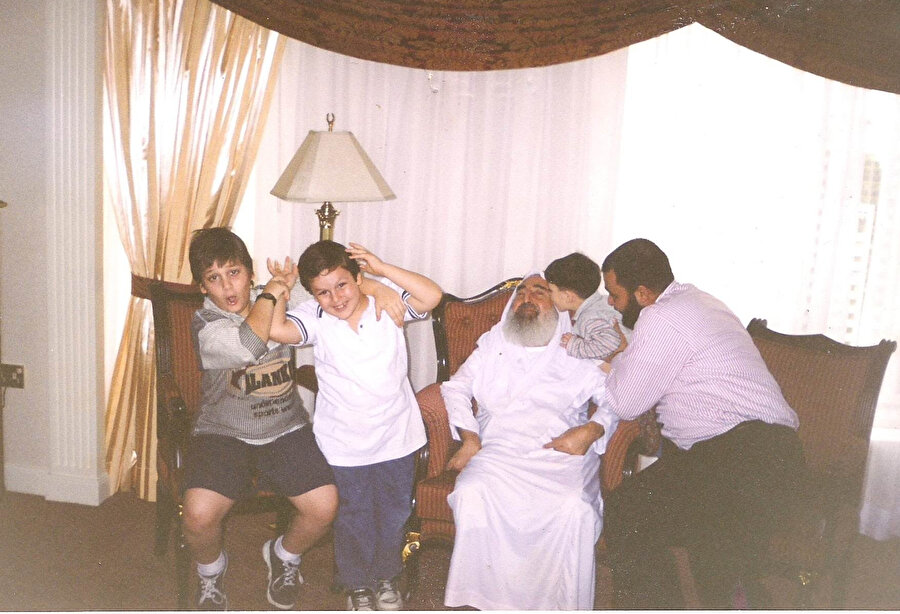 Ahmed Yasin, yakınlarının çocuklarıyla...