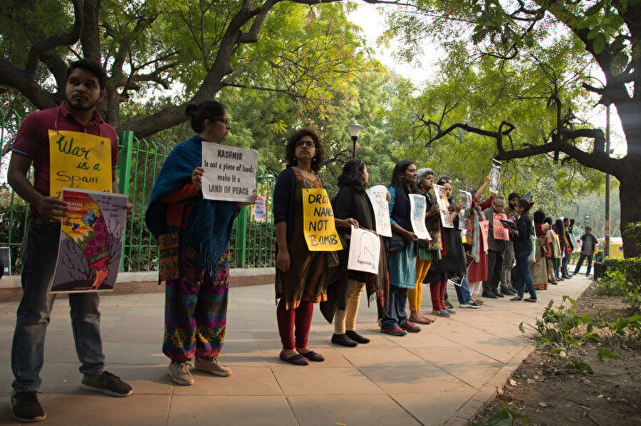  Yeni Delhi'de düzenlenen savaş karşıtı gösteriden bir kare. 