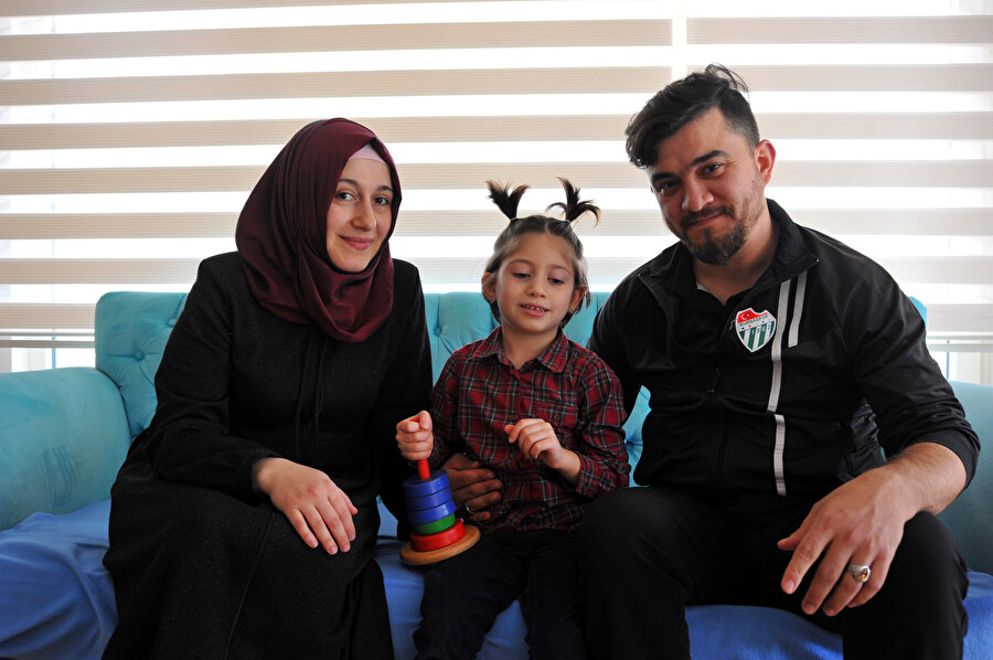 Beyincik Erimesi hastalığına yakalanan küçük Zeynep ve ailesinnFotoğraf: Semih Şahin-DHA