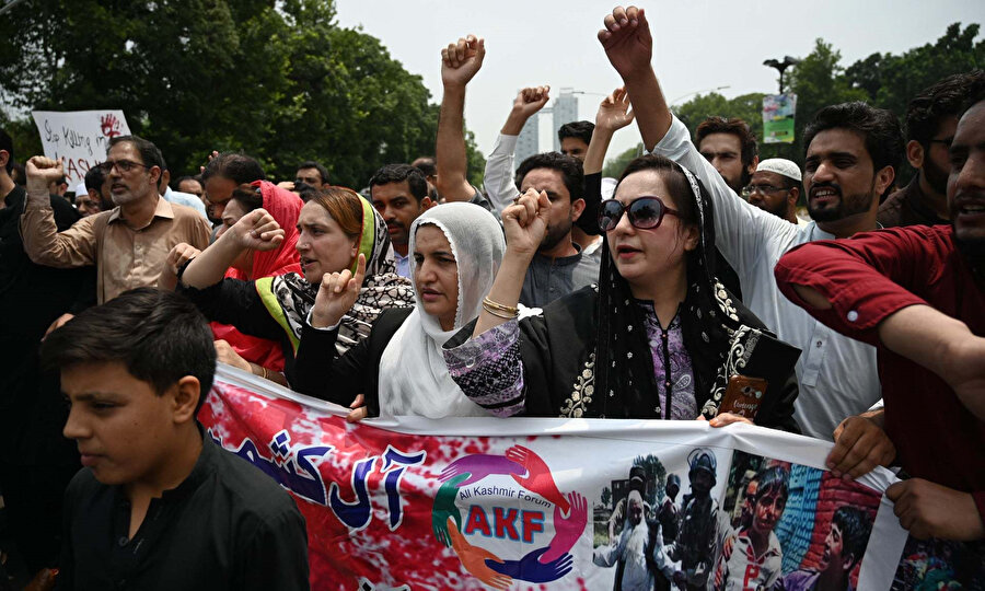  İslamabad'daki Pakistanlılar Hint yönetimini Keşmir'deki huzursuzluk nedeniyle protesto ediyor. 