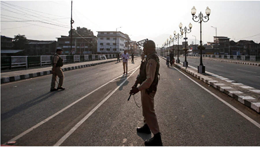 Hindistan'ın Cammu Keşmir'in özel statüsünü kaldırması sonrası başkent Srinagar'ın ana yollarında alınan güvenlik önlemleri.