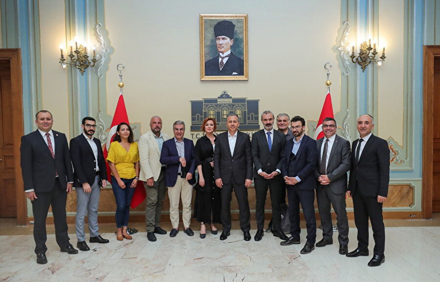 İstanbul Valisi Ali Yerlikaya'nın basın mensuplarıyla toplantısına GZT Yayın Yönetmeni Doğukan Gezer de katıldı. (Sol,2)