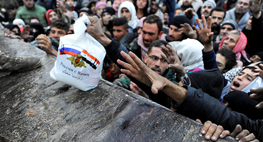 Rusya, rejim kontrolündeki bölgelere üzerinde "Rusya sizinle" yazılı gıda yardım paketleri gönderiyor.