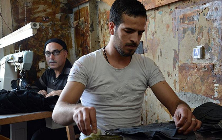 Suriyeliler tekstil ve inşaat başta olmak üzere çeşitli sektörlerde sigortalı ya da sigortasız olarak çalışıyor.