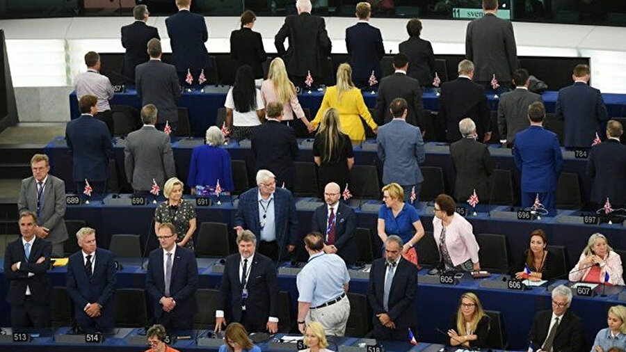 Avrupa Parlamentosu'nda yapılan yemin törenine katılan Brexit Partisi üyesi 29 vekil protesto amacıyla Avrupa marşı okunurken sırtlarını dönmüştü.