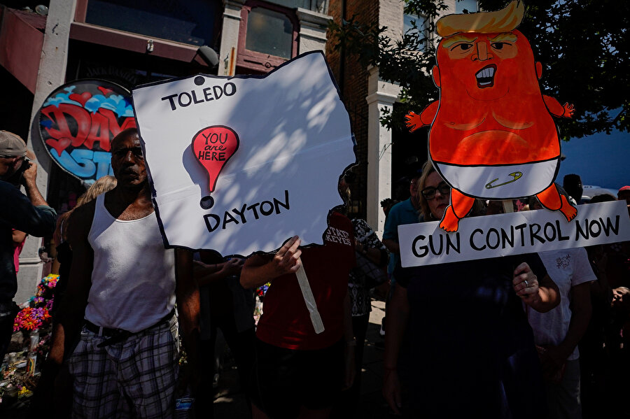 Protestocular bireysel silahlanma karşıtı pankartlar taşıdı. 