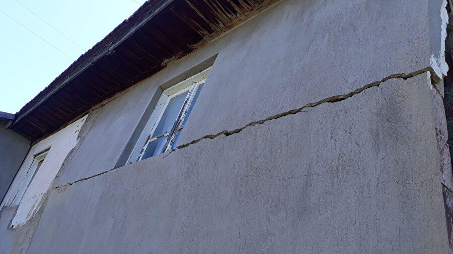 Denizi'de yaşanan depremde evlerin duvarlarında derin çatlaklar meydana geldi. -AA