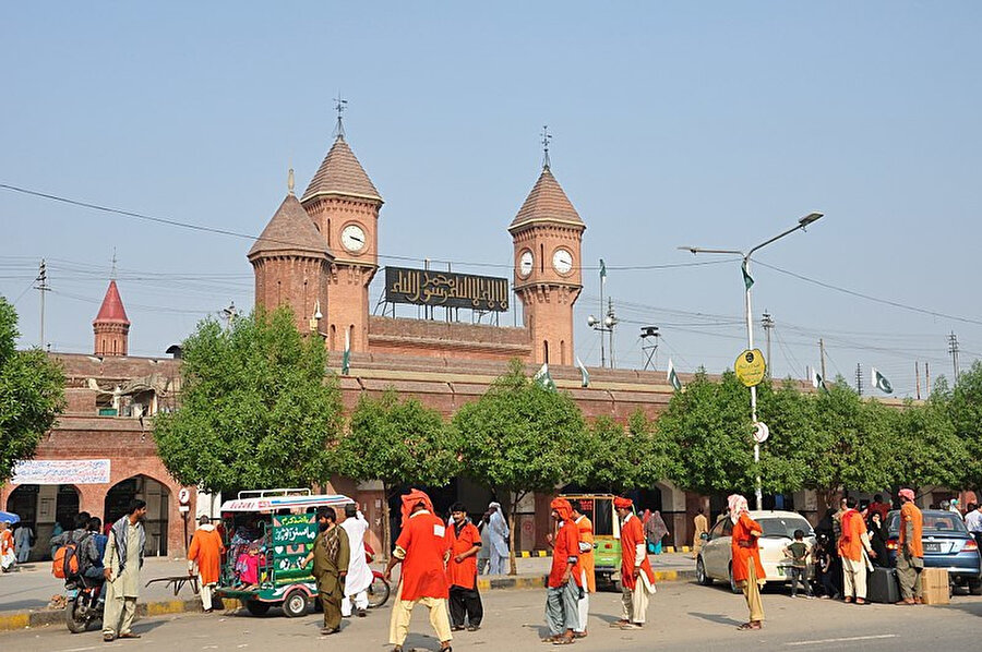 Pakistan'ın Lahor kentinde bulunan tren istasyonu.