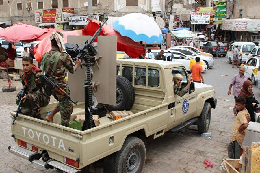 Yemen'in güneyini bölmek amacıyla 2017 yılında BAE himayesinde kurulan Güney Geçiş Konseyine bağlı savaşçılar Aden'de bir pazar yerinde.