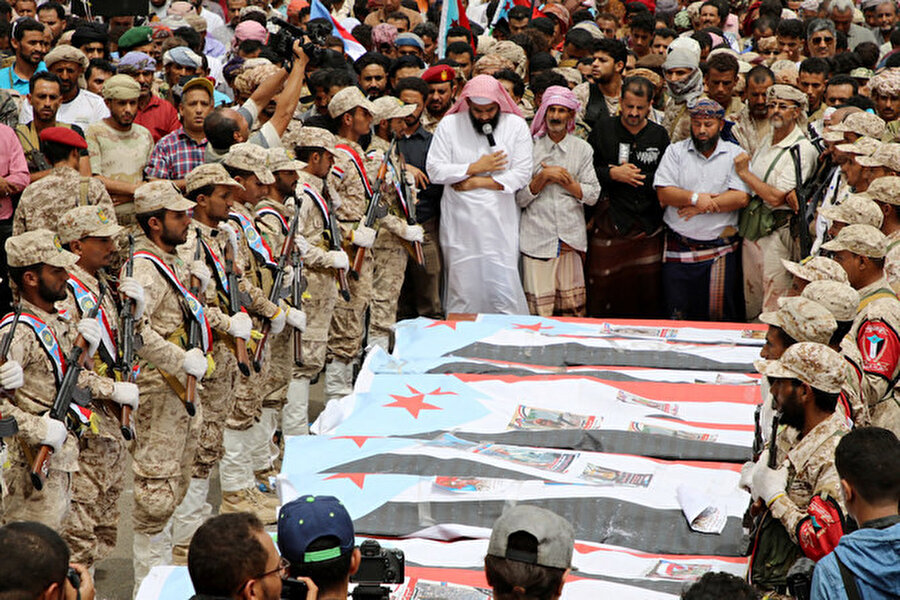Güney Geçiş Konseyi destekçileri, Husi saldırısında ölen Münir el-Yafii ve arkadaşlarının cenaze töreninde dua ediyor.