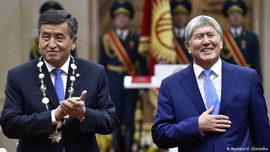 Kırgızistan'ın Cumhurbaşkanı Soronbay Cenbekov(solda) ve (sağda) Almazbek Atambayev