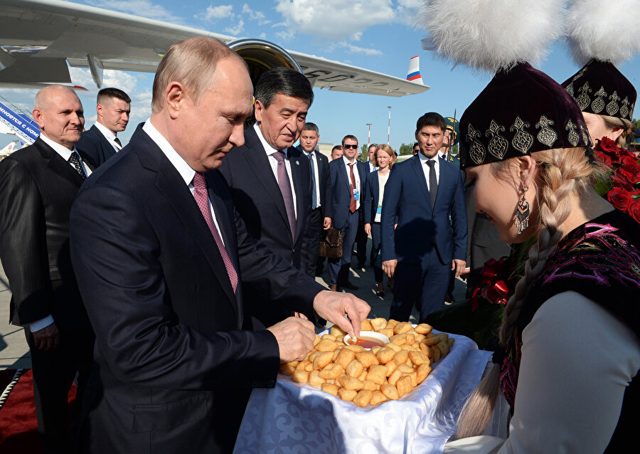 Putin'in Kırgızistan'da Ceenbekov'u desteklediği biliniyor.