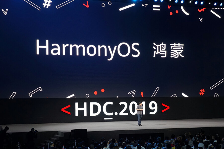 Huawei, HarmonyOS duyurusuyla ABD yaptırımlarına meydan okumaya çalışıyor. 