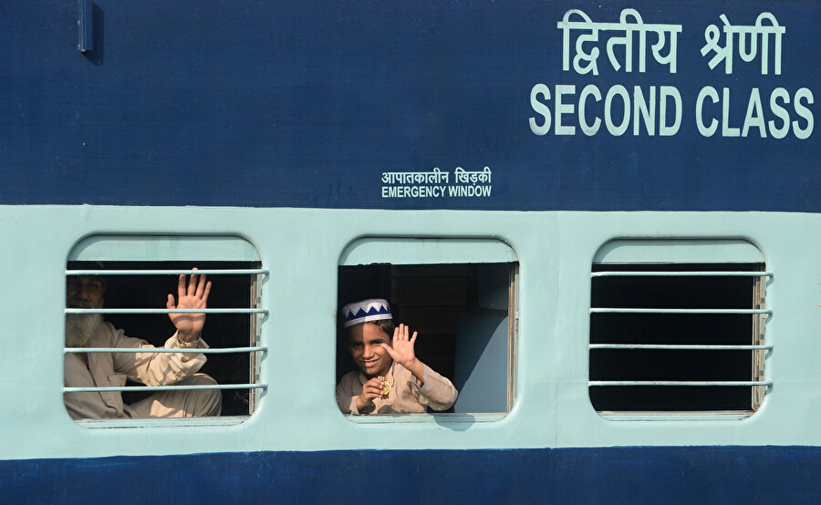  Hintli yolcular Lahor'daki tren istasyonunda bulunan Samjhota Express treninden el sallıyor. 
