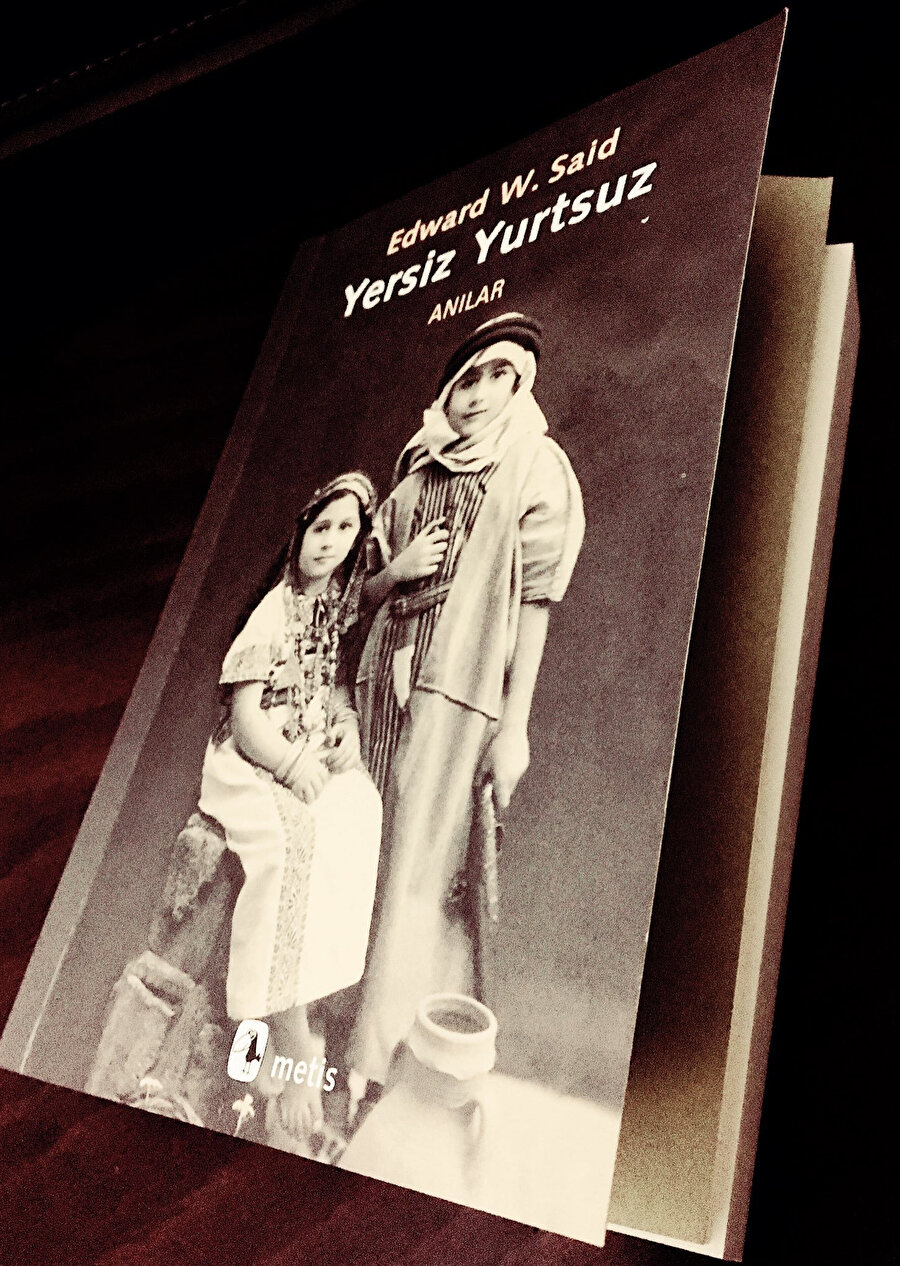 Edward Said’in orijinal ismi "Out of Place" olan Türkçe’ye "Yersiz Yurtsuz" ismiyle çevrilen eseri.