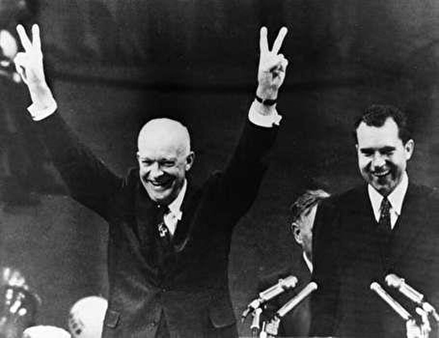  ABD’nin 34. Başkanı Dwight D. Eisenhower (solda) (1956). Said, ABD’nin 34. Başkanı Eisenhower’ın 1956 yılında İsrail’e karşı koyduğu tavırdan dolayı onu takdir eder.