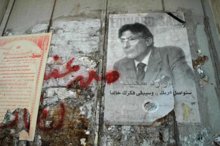 Batı Şeria duvarında Edward Said anısına asılan bir poster.