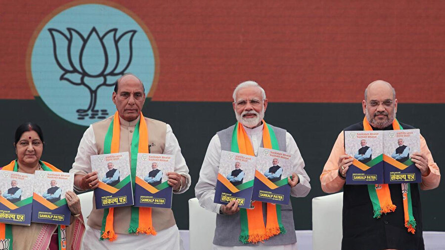 Hindistan Başbakanı Narendra Modi (sağdan ikinci) ve Bharatiya Janata Party (Hindistan Halk Partisi) nin önde gelen isimleri parti manifestosunu yayınlarken. (2019)