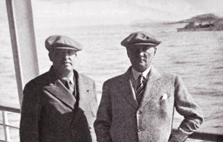 Atatürk ve Özel Kalem Müdürü Hasan Rıza Soyak