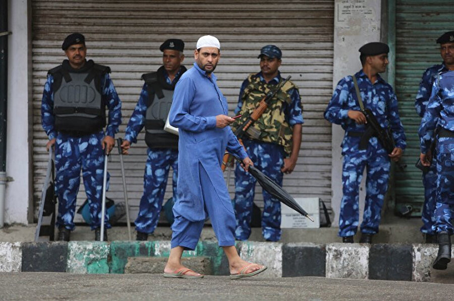 Hindistan ve Pakistan'ı savaşın eşiğine getiren karar sonrası Hindistan polisi Keşmir sokaklarında göz açtırmıyor.