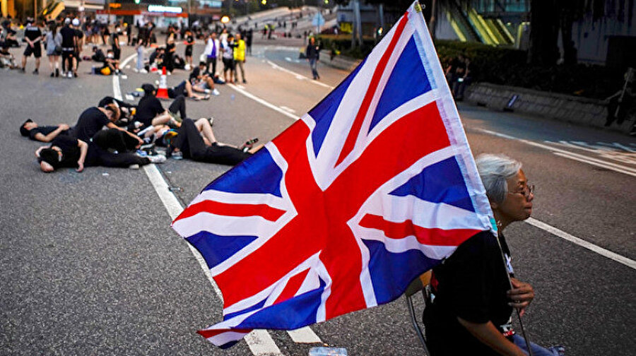Hong Kong'taki gösteriler sırasında bazı protestocular İngiltere bayrağı taşıdı. 