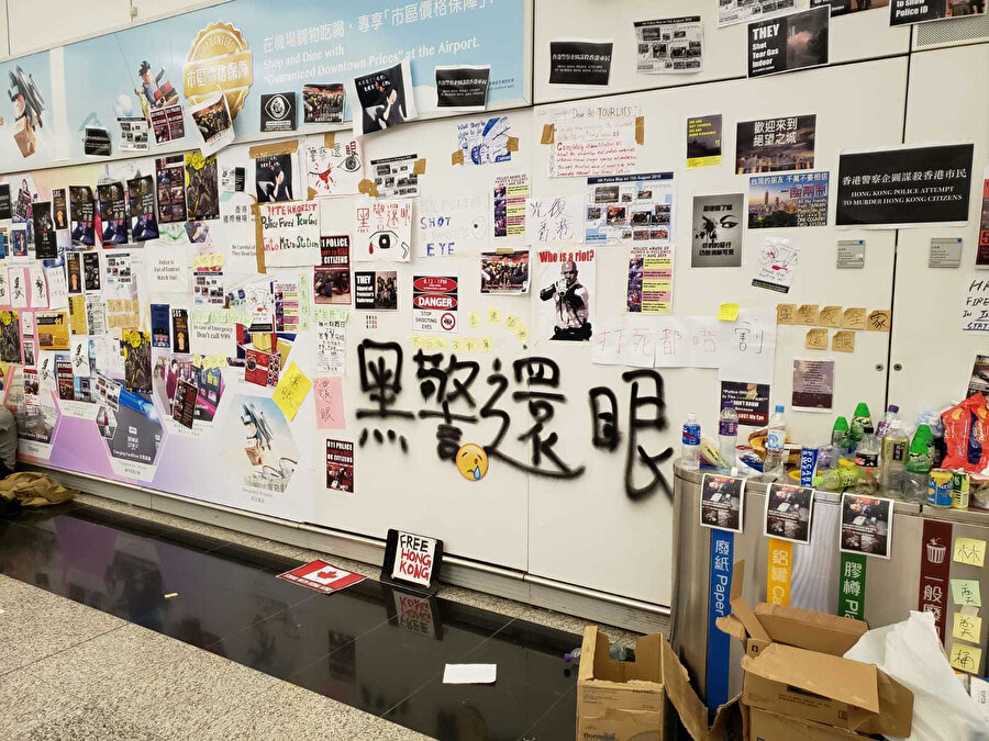  Havaalanı duvarları, protestocuların afişleriyle kaplandı.