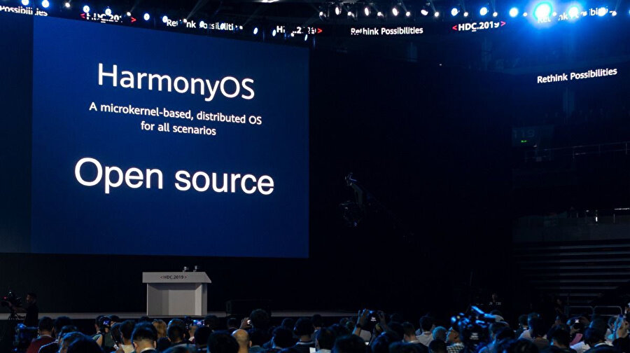 HarmonyOS'un en önemli noktalarından biri Android gibi açık kaynak olması. Böylece her geliştirici, geliştirici kitiyle birlikte uygulama tasarlayabiliyor. 