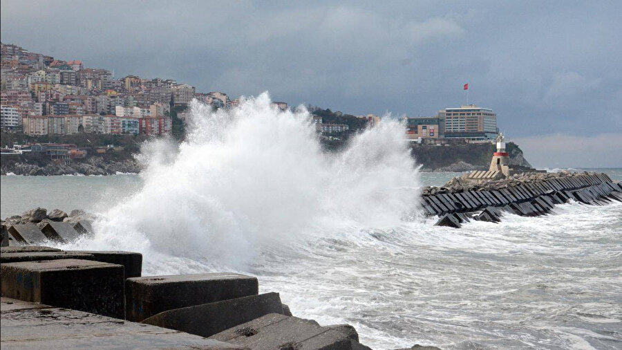 Sakarya'nın Karadeniz bandında şiddetli rüzgâr nedeniyle yoğun dalgalar görülüyor. (Arşiv)