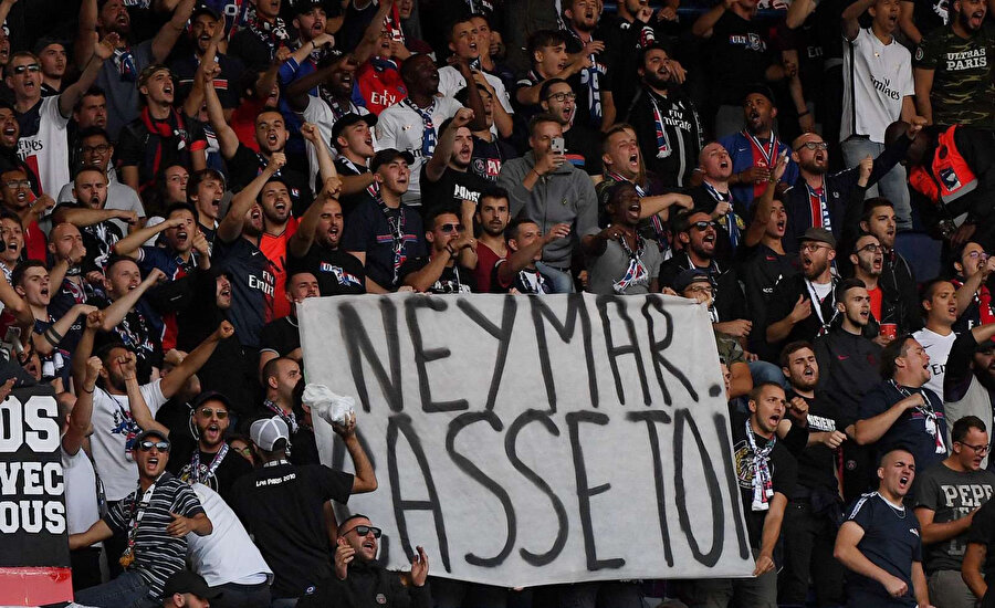 Paris Saint Germain taraftarının Neymar için açtıkları hakaret içerikli pankart