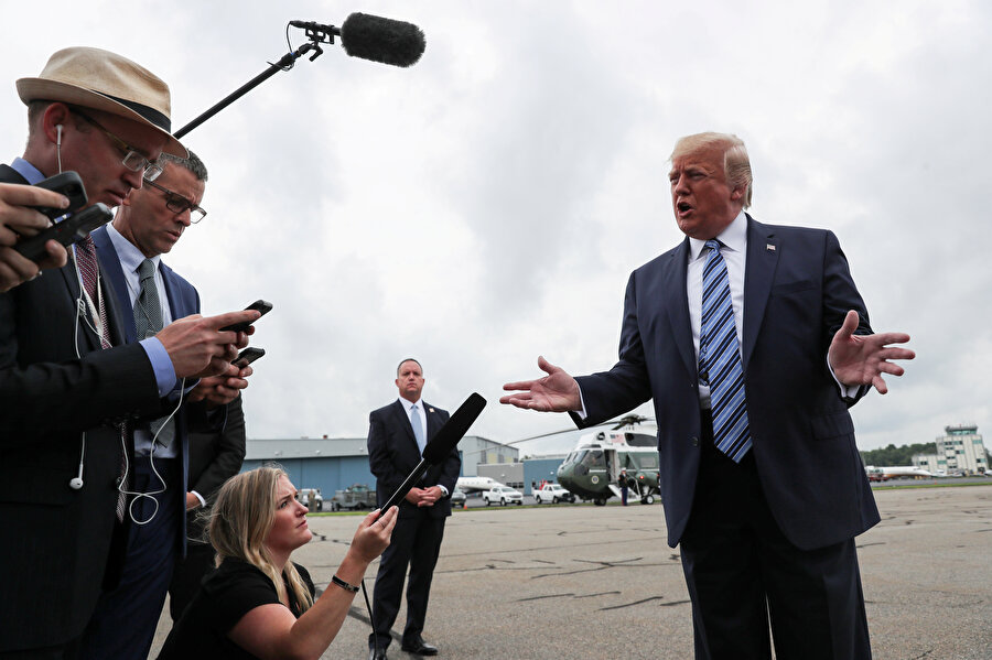 Trump gazetecilerin sorularını yanıtlarken görünüyor.