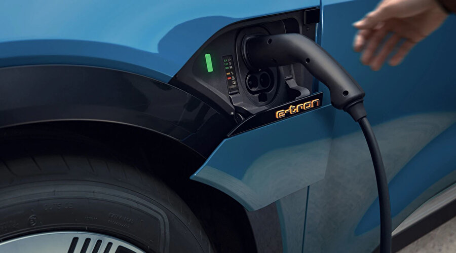 Audi E-Tron, uzun yolculuklar için hızlı şarj teknolojisini de destekliyor. 