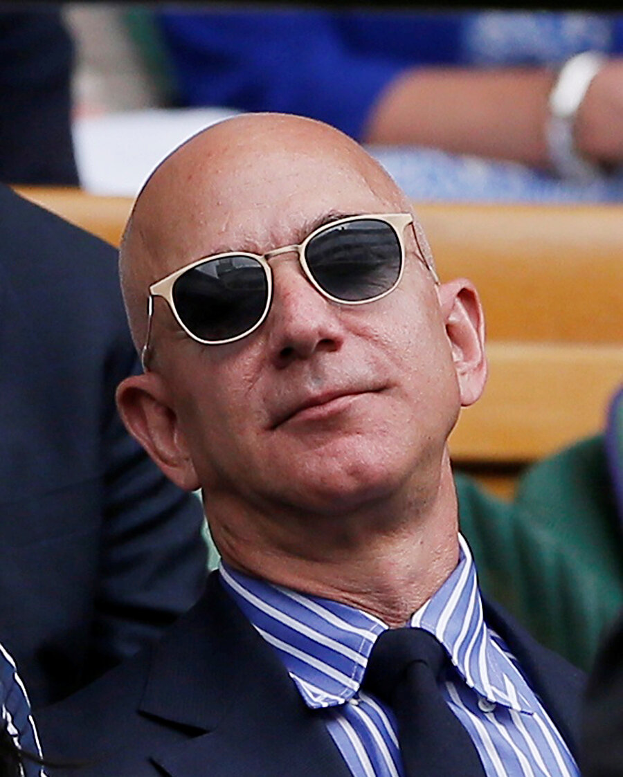 Jeff Bezos, Amazon yatırımıyla birlikte dünyanın en zengin insanları listesinde zirveye yerleşmiş durumda.