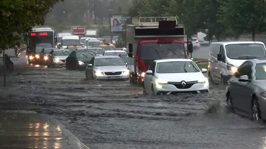 İstanbul’da, etkili olan sağanak yağışla birlikte yollarda oluşan su birikintilerinde araçlar mahsur kaldı.